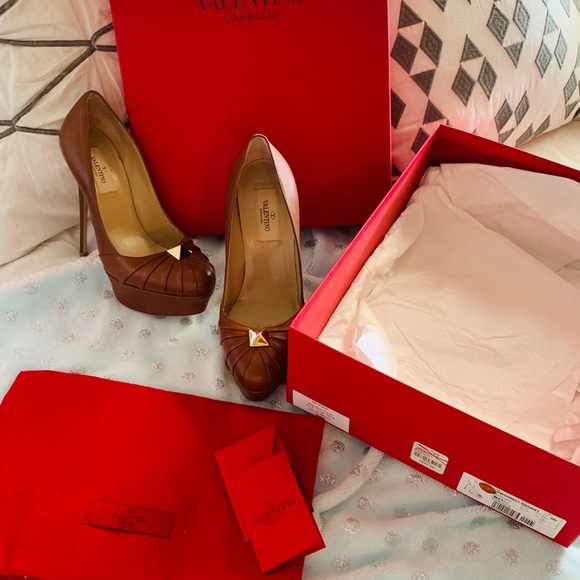 Valentino Garavani Ruspoli Camel pumps - Picture 5 of 8